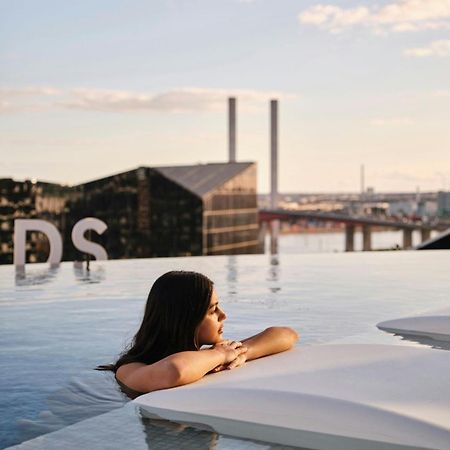Melbourne Marriott Hotel Docklands Exteriör bild Skyline pool