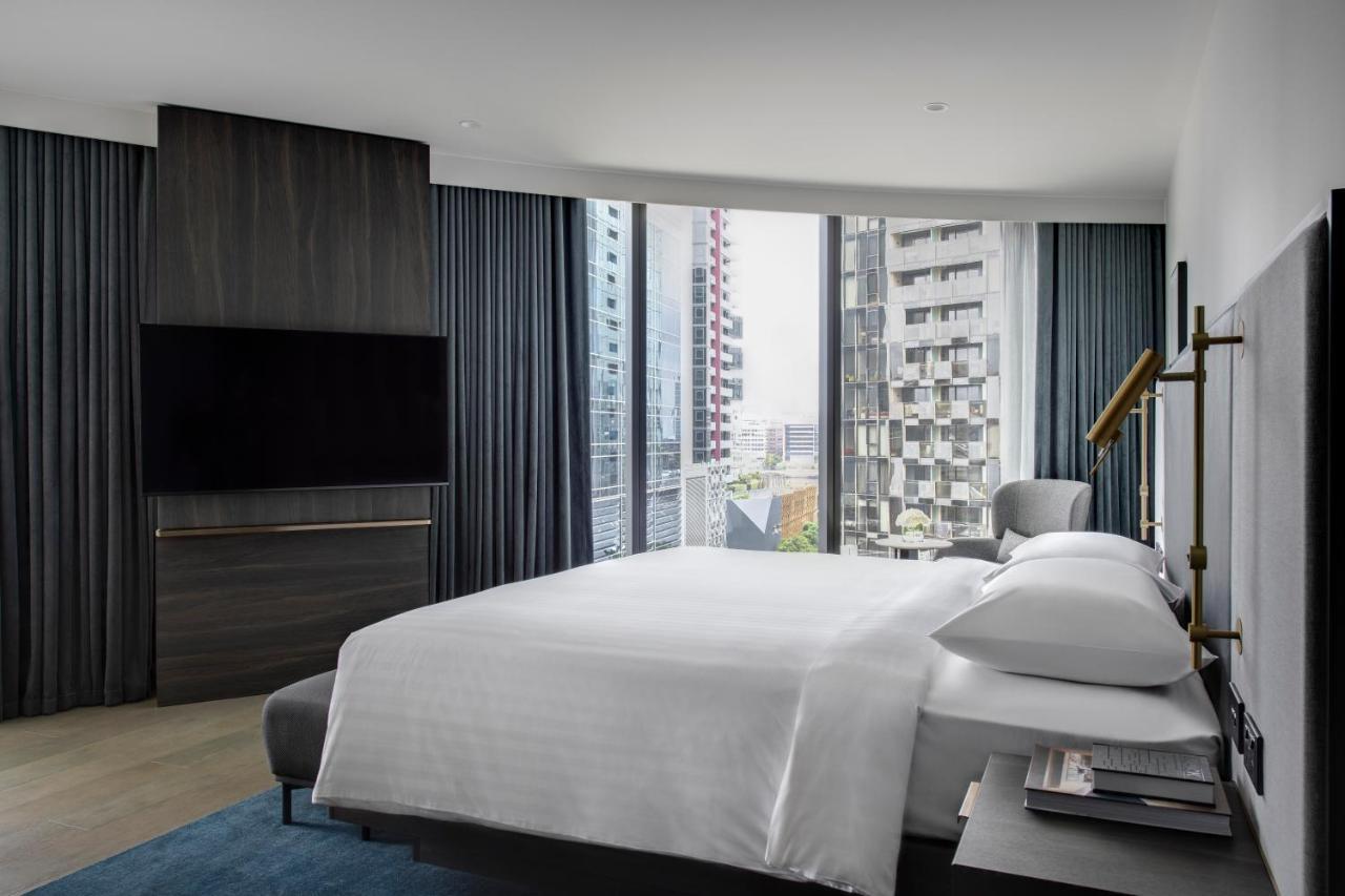 Melbourne Marriott Hotel Docklands Exteriör bild A bedroom at the hotel