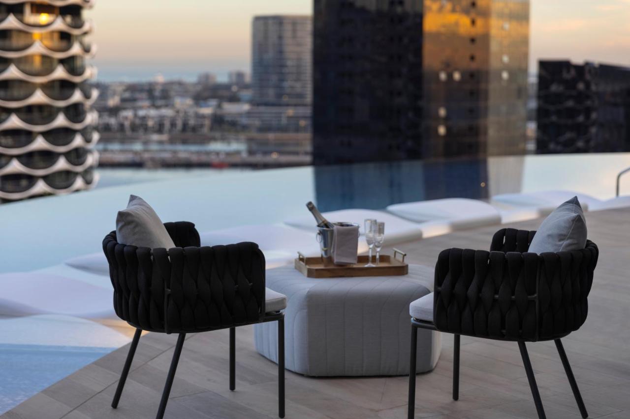 Melbourne Marriott Hotel Docklands Exteriör bild The rooftop bar at the Ritz-Carlton, Melbourne