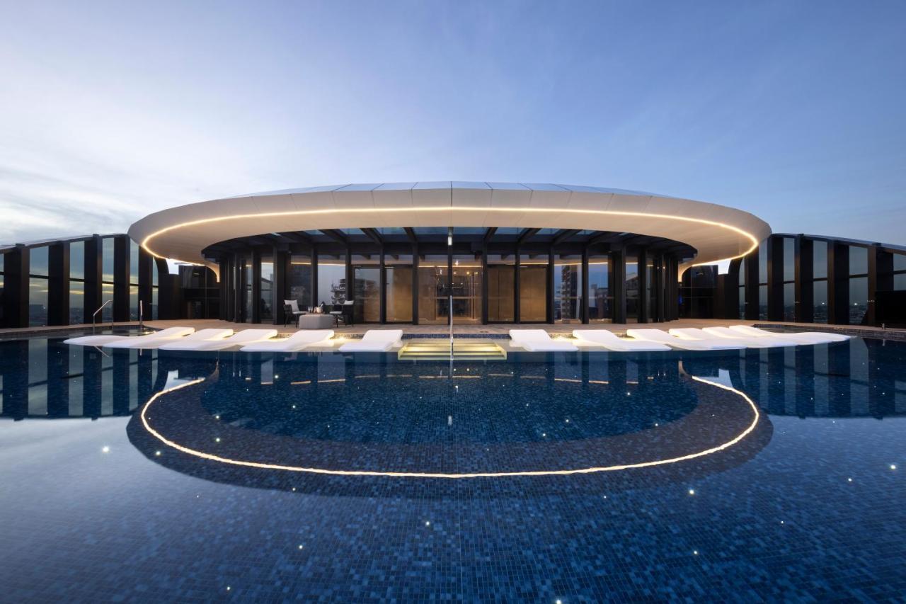 Melbourne Marriott Hotel Docklands Exteriör bild The Sky Pool at One Blackfriars