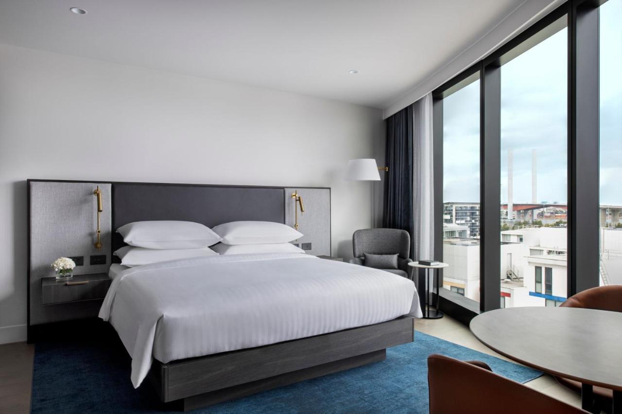 Melbourne Marriott Hotel Docklands Exteriör bild A guest room at the hotel