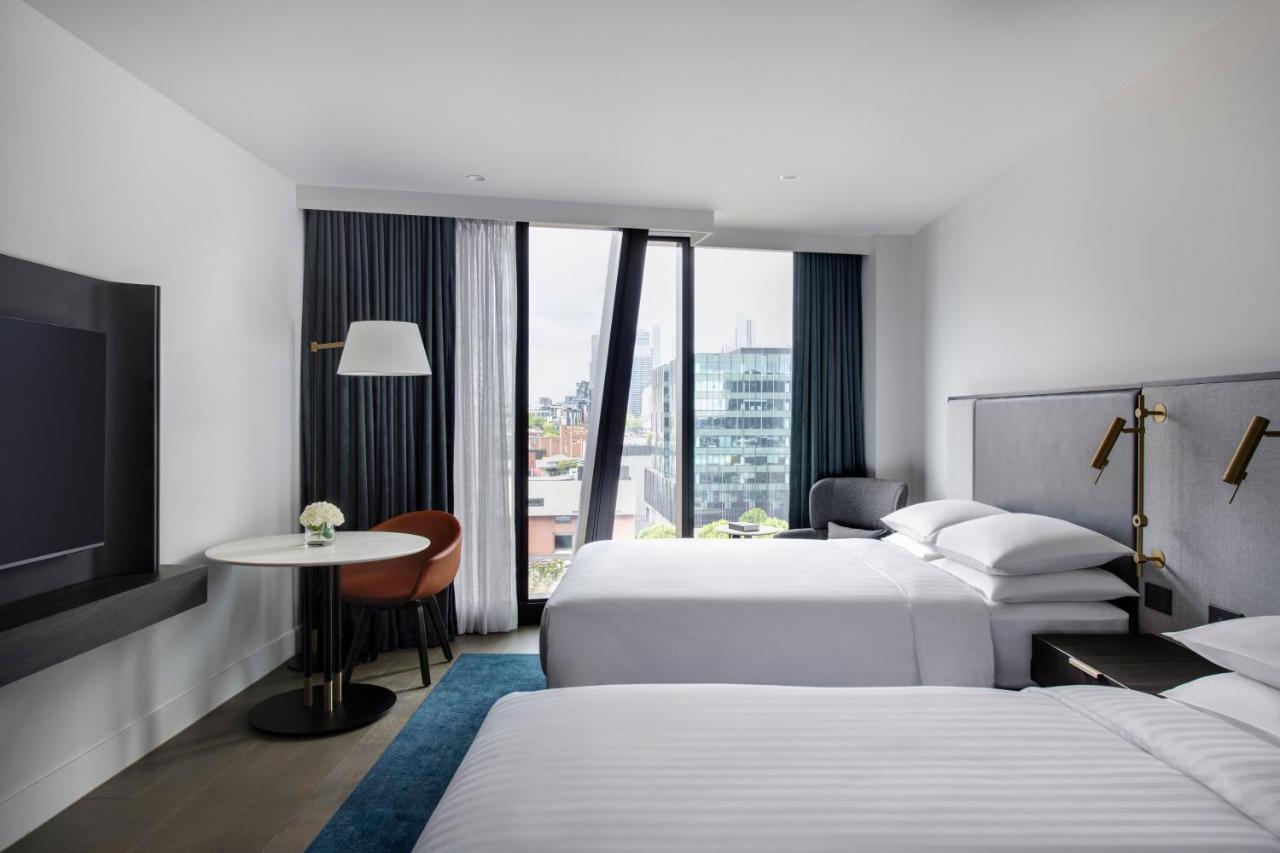 Melbourne Marriott Hotel Docklands Exteriör bild A guest room at the hotel