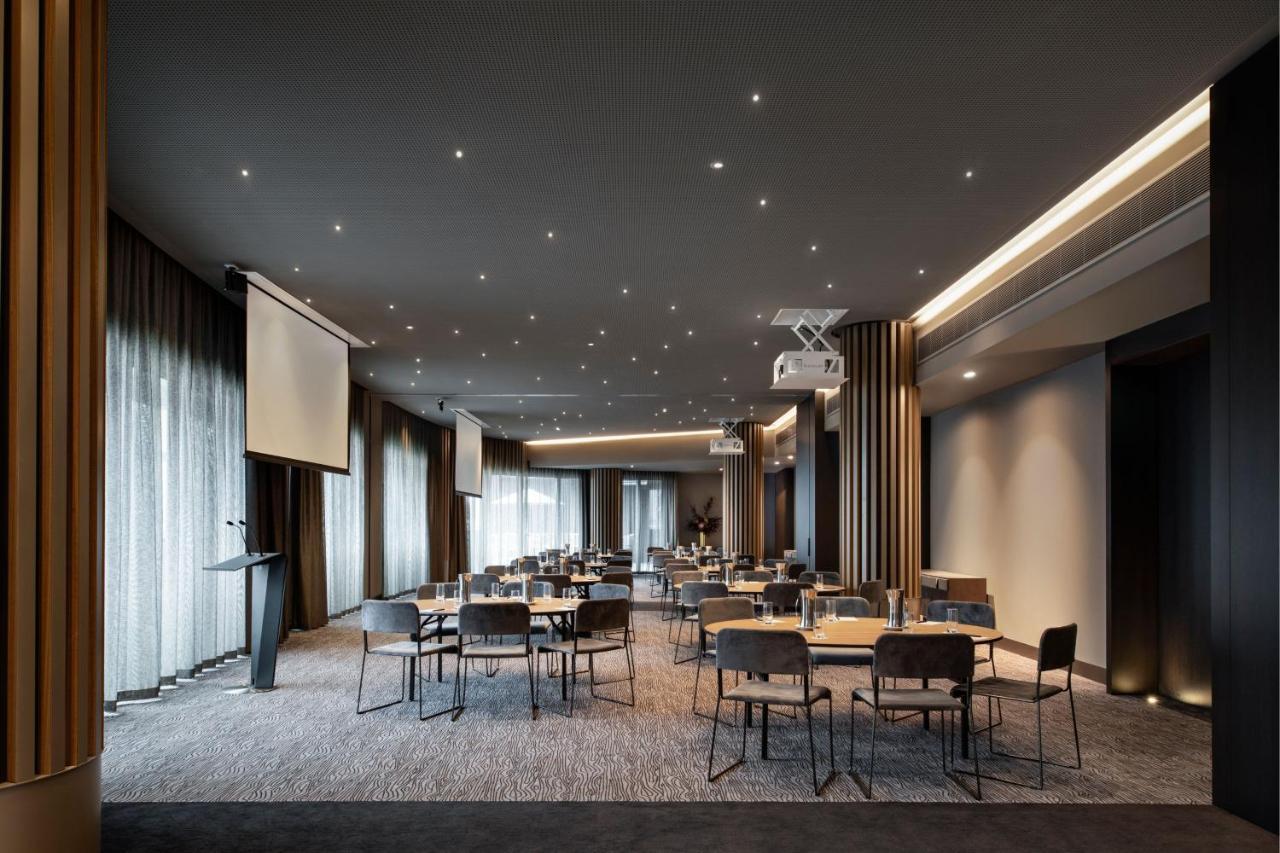 Melbourne Marriott Hotel Docklands Exteriör bild The meeting room