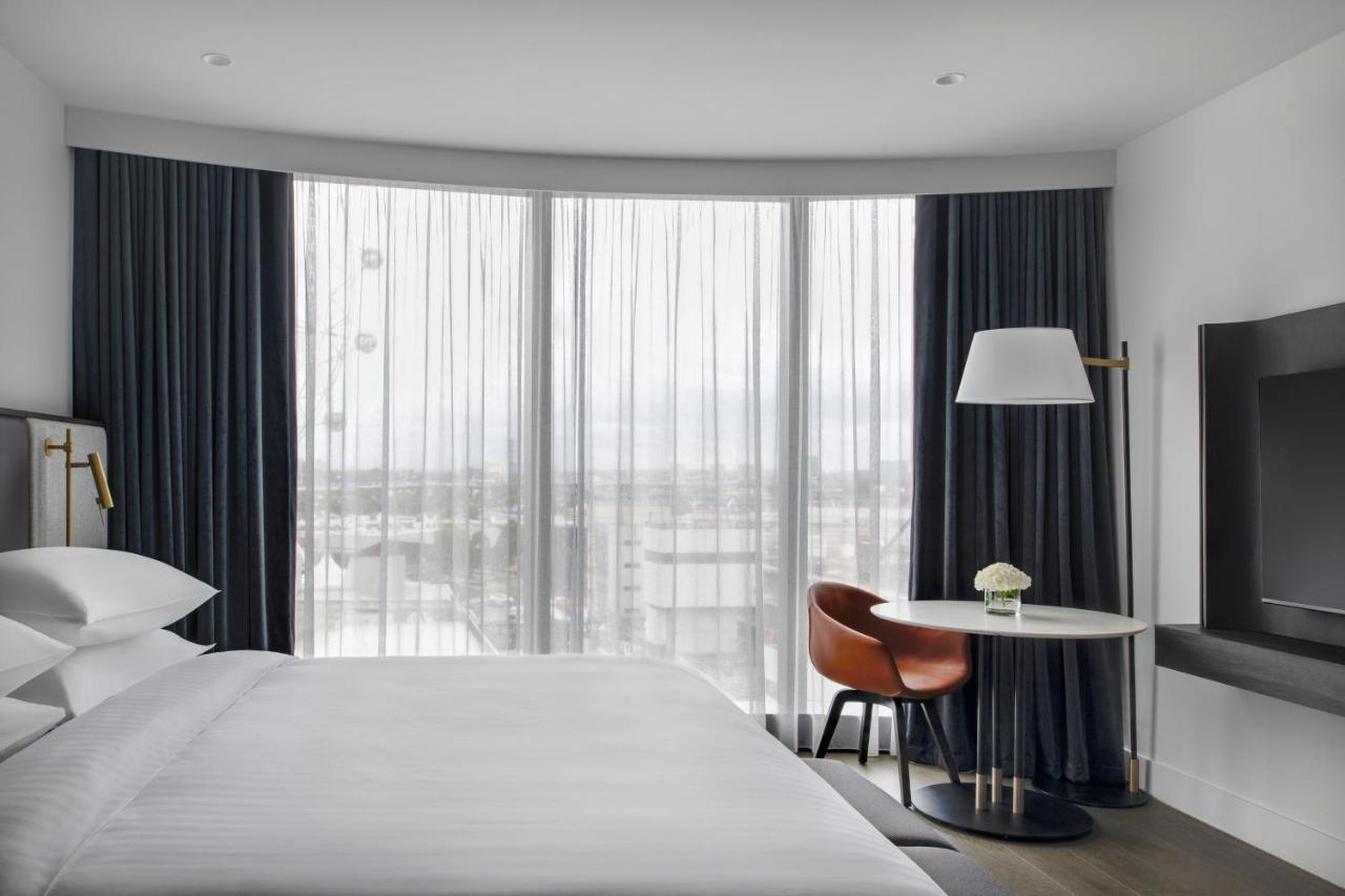 Melbourne Marriott Hotel Docklands Exteriör bild A guest room at the hotel