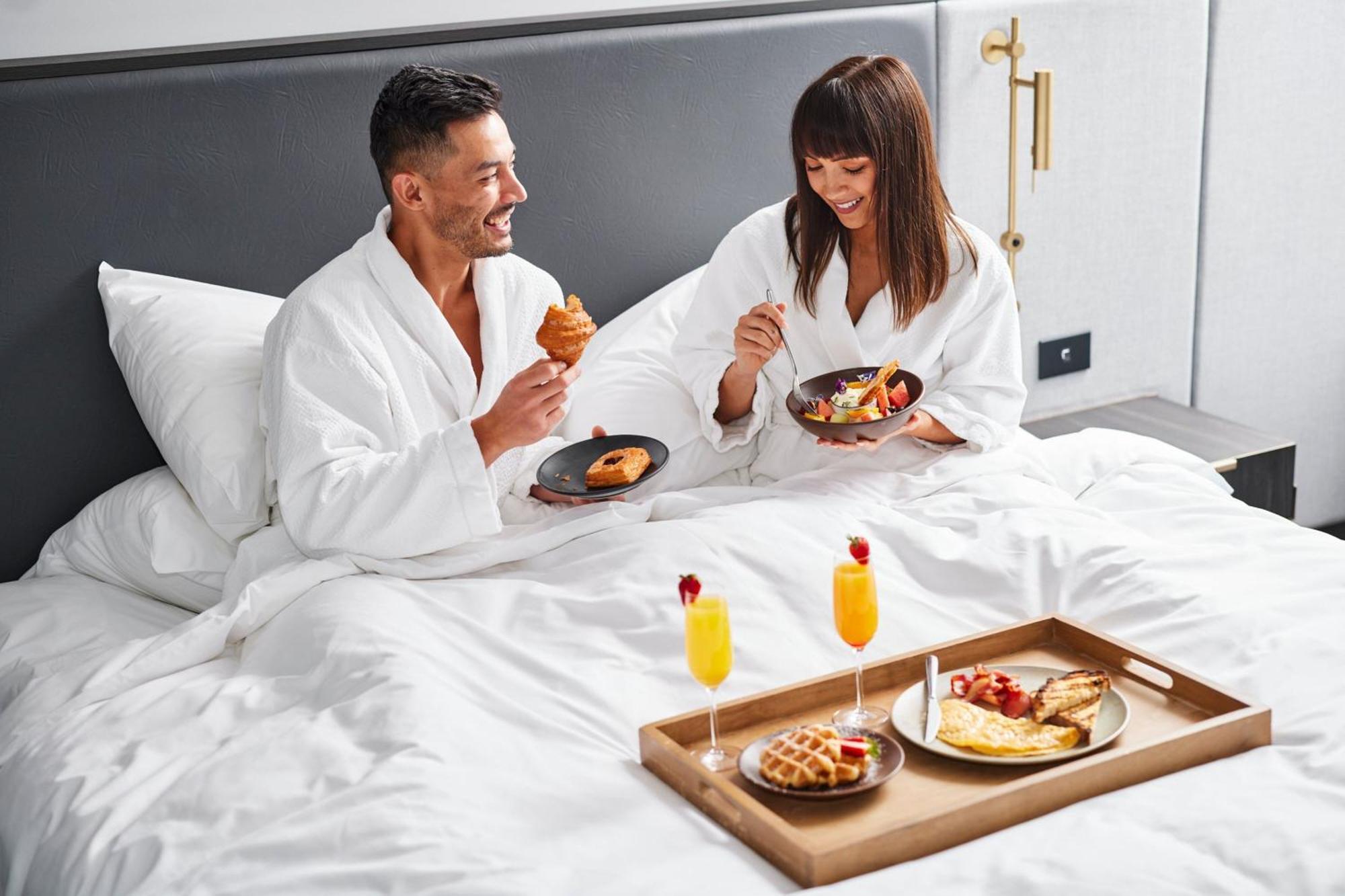 Melbourne Marriott Hotel Docklands Exteriör bild Room service
