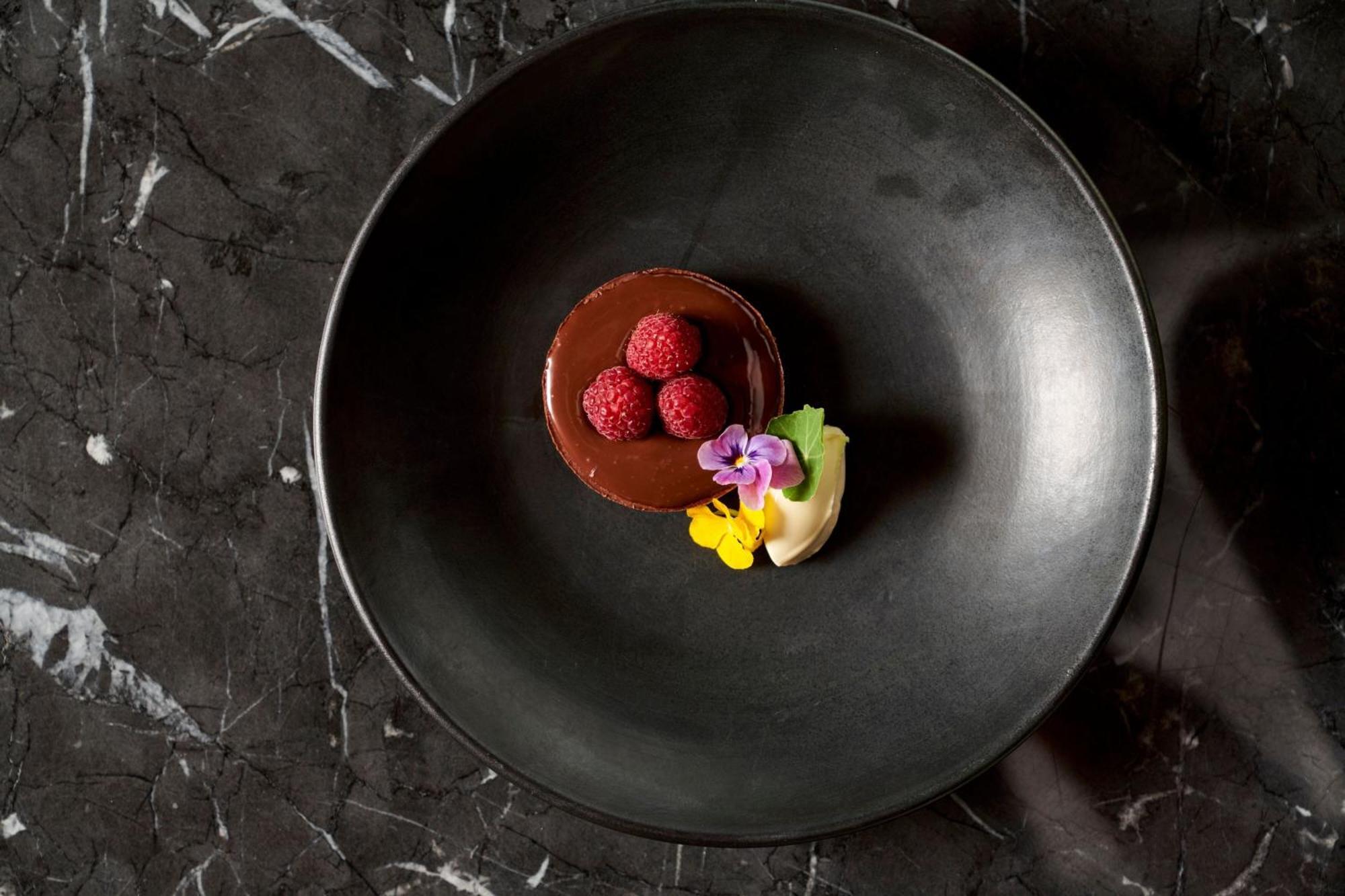 Melbourne Marriott Hotel Docklands Exteriör bild A chocolate dessert