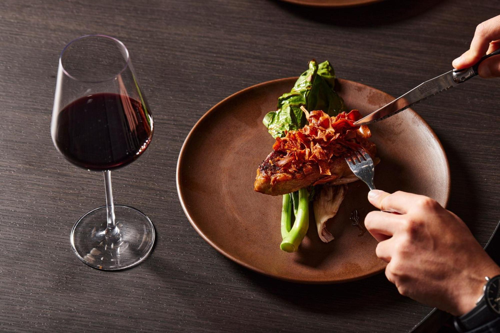 Melbourne Marriott Hotel Docklands Exteriör bild A wine glass