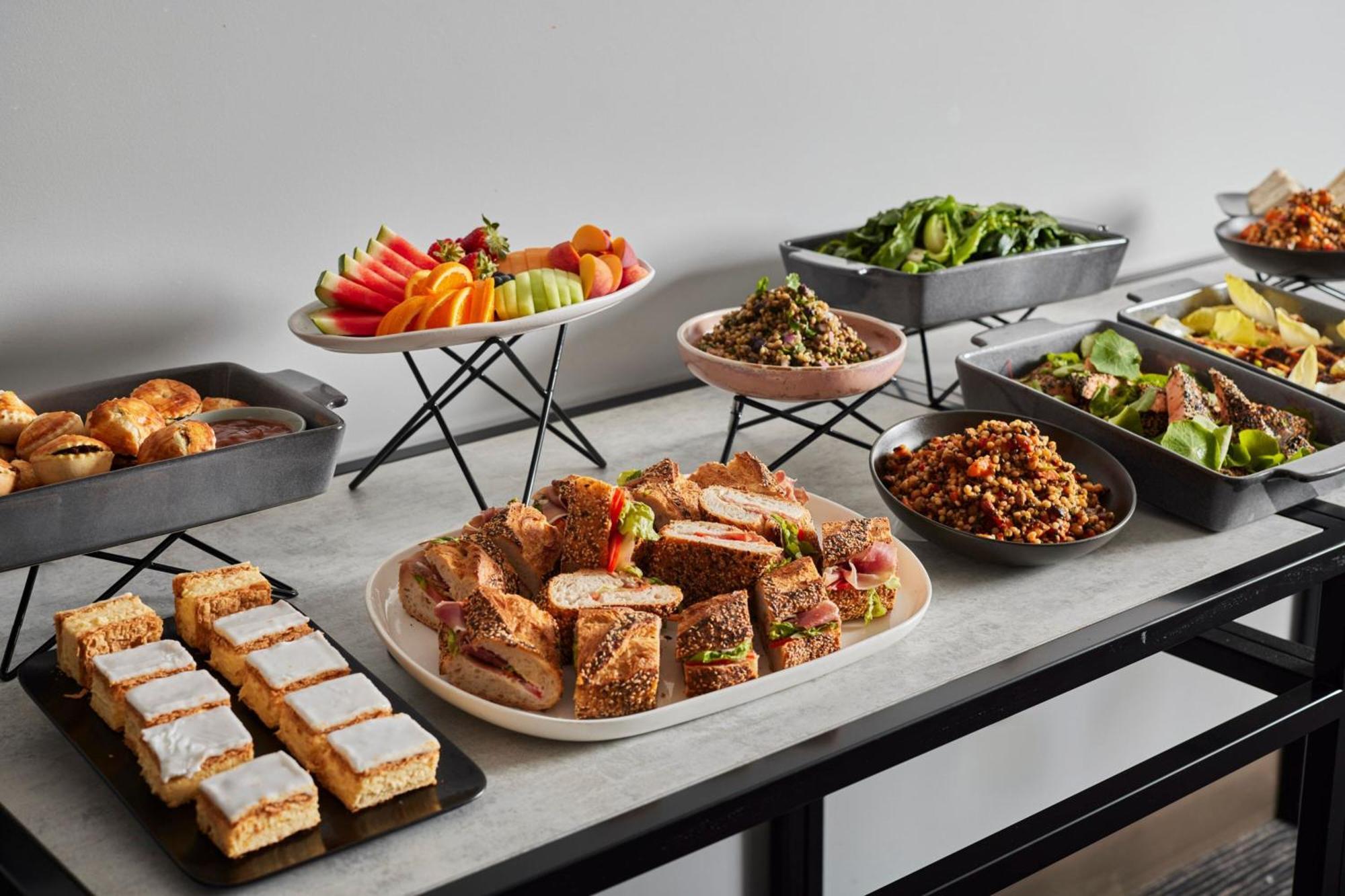 Melbourne Marriott Hotel Docklands Exteriör bild A buffet