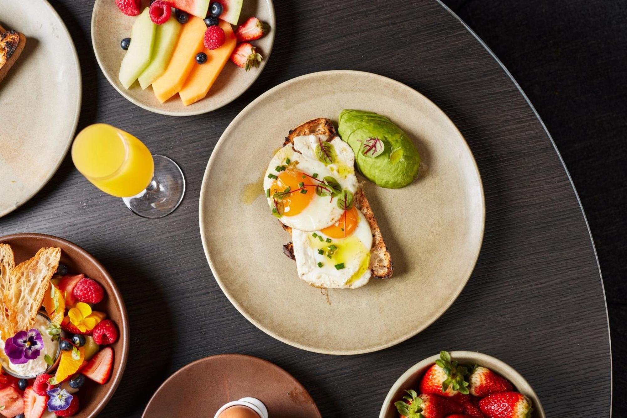 Melbourne Marriott Hotel Docklands Exteriör bild Avocado and egg on toast