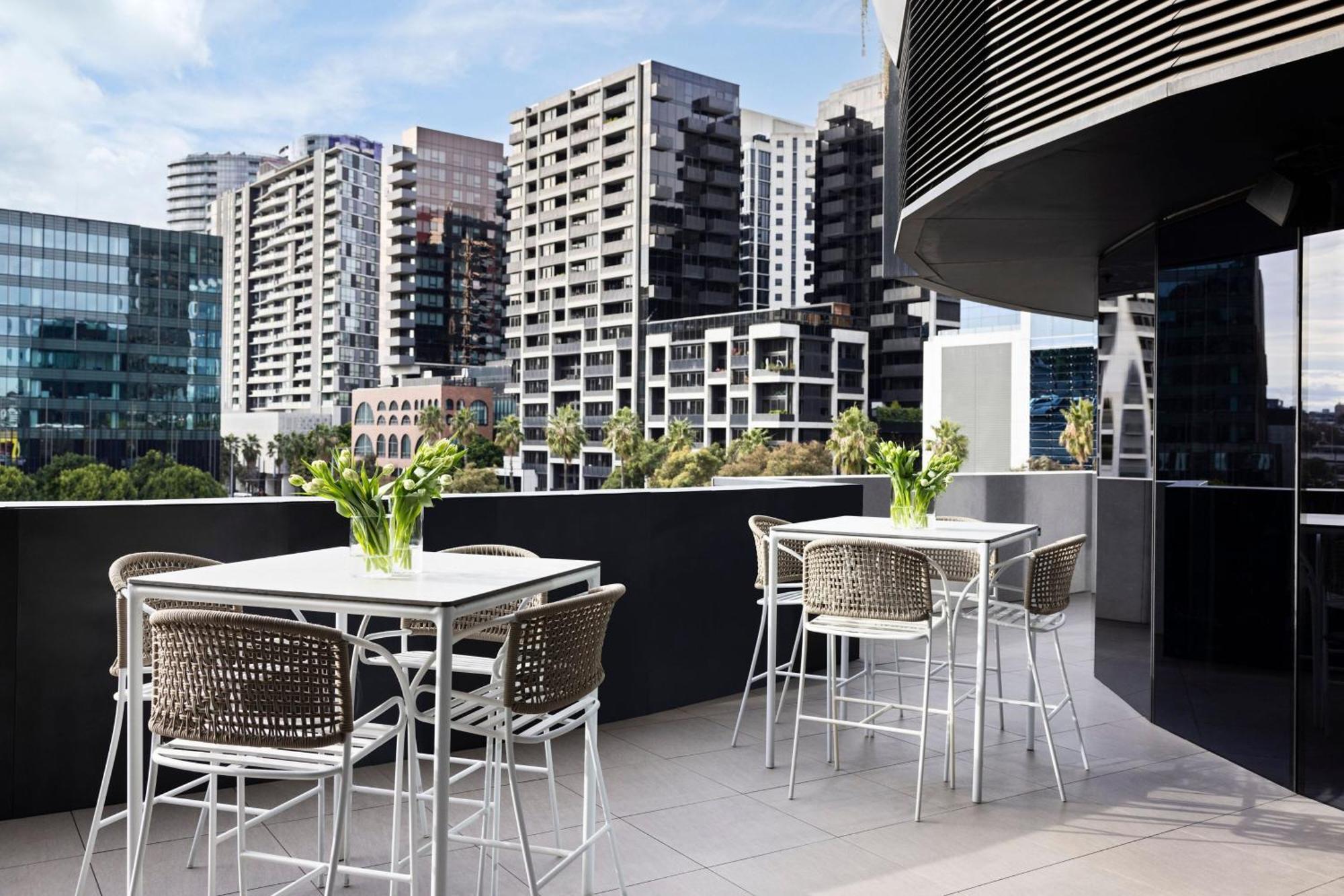 Melbourne Marriott Hotel Docklands Exteriör bild The rooftop bar at the Hotel