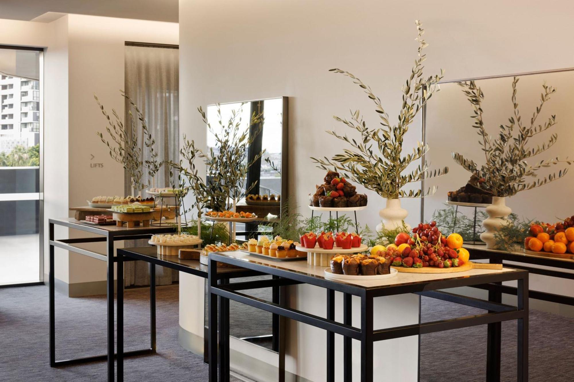 Melbourne Marriott Hotel Docklands Exteriör bild A buffet at a hotel