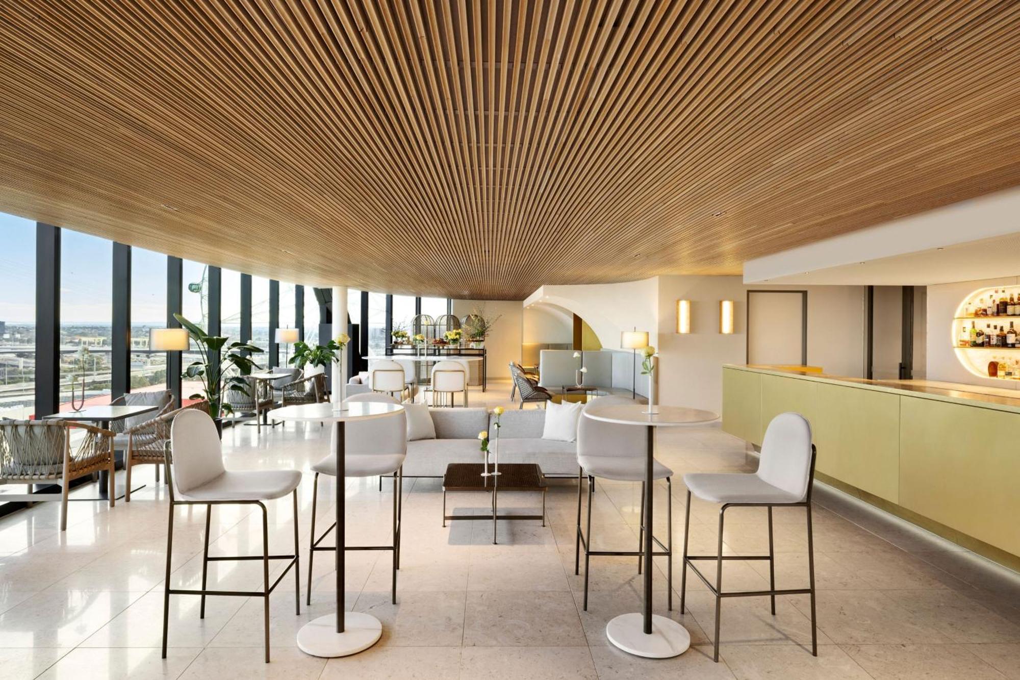 Melbourne Marriott Hotel Docklands Exteriör bild Club Lounge at the airport