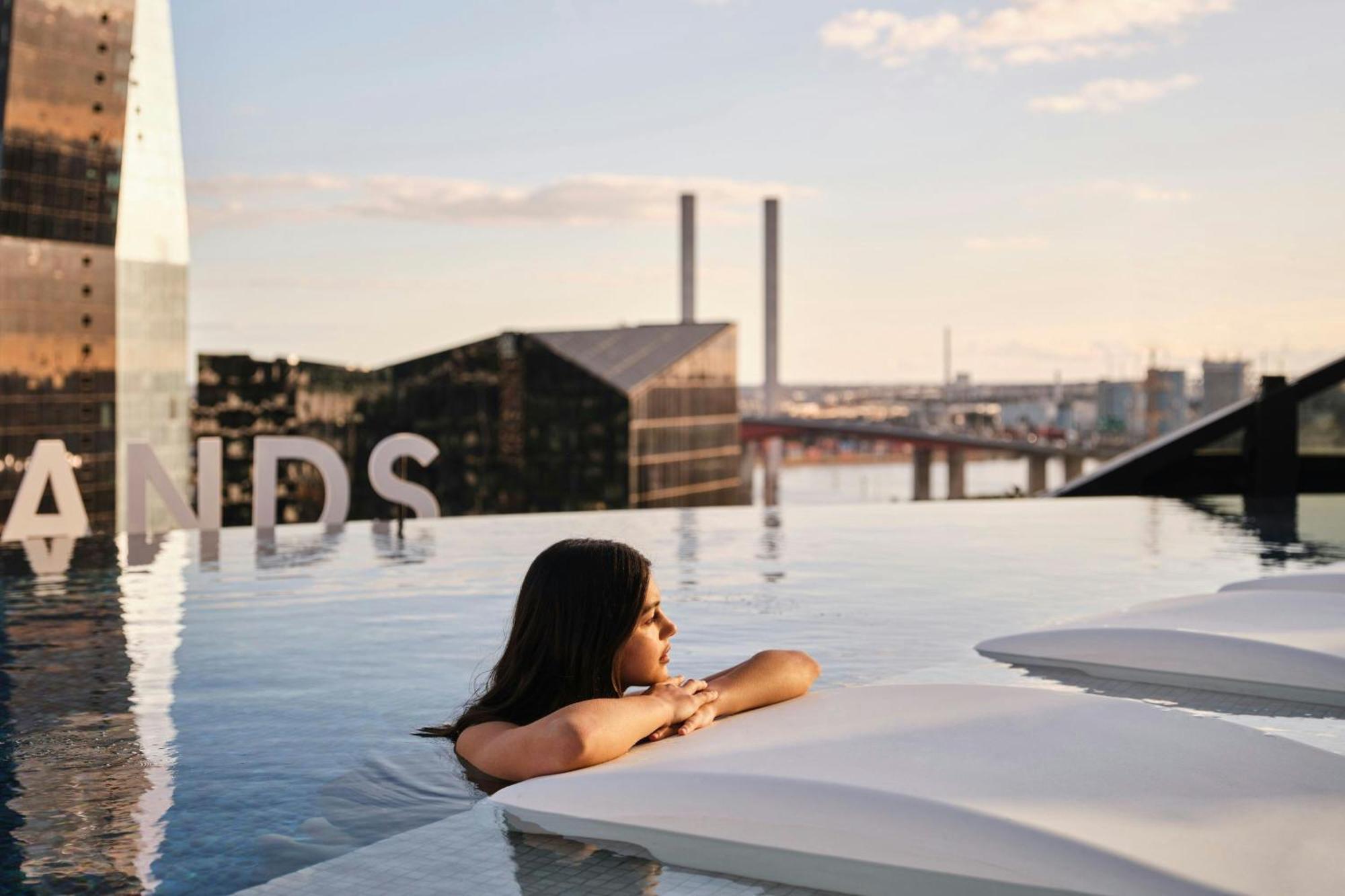 Melbourne Marriott Hotel Docklands Exteriör bild Skyline pool