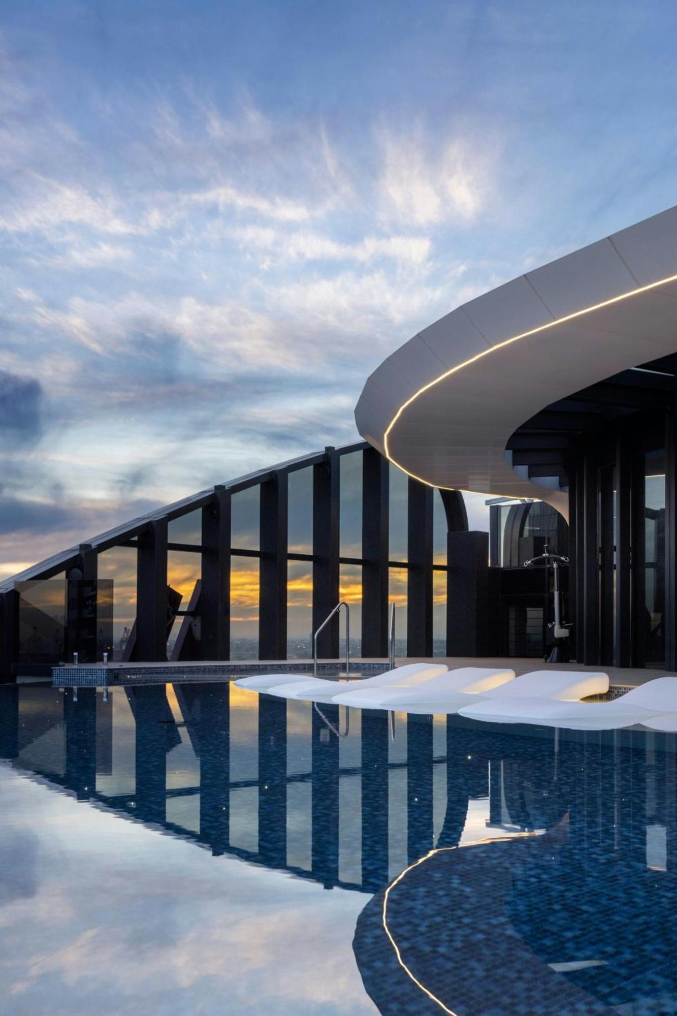 Melbourne Marriott Hotel Docklands Exteriör bild The rooftop pool at the Ritz-Carlton, Perth